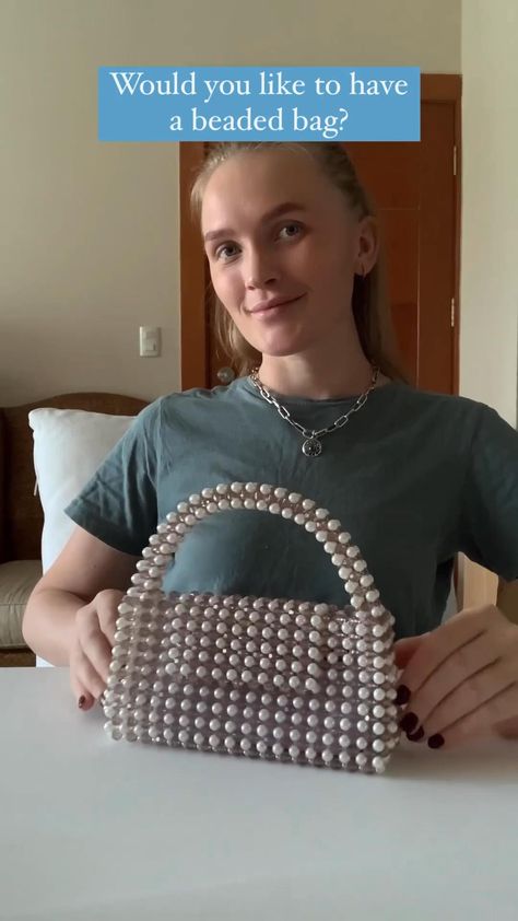 Pearl Purse Diy, Handmade Pearl Bag, Purse Jewelry Diy Ideas, Beaded Purses Pattern Tutorials, Pearl Bag Pattern, Beaded Handbag Tutorial, Pearl Bag Diy Tutorial, Diy Pearl Bag, Pearl Bags