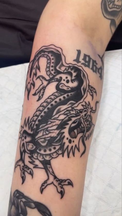 Japanese Traditional Tattoo Black And Grey, Traditional Old School Tattoo Flash, Old School Dragon Tattoo, American Traditional Snake Tattoo, Medieval Tattoo Ideas, Neotraditional Tattoo Flash Art, American Traditional Dragon, Traditional Dragon Tattoo, Traditional Tattoo Dragon