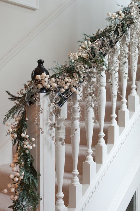 Christmas Garland Staircase, Christmas Garland On Stairs, Christmas Banister, Christmas Hallway, Christmas Stairs Decorations, Christmas Staircase Decor, Stairs Renovation, Christmas Stairs, Christmas Staircase