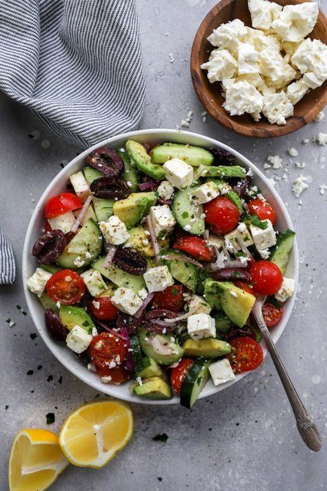 Easy Homemade Salad Dressing, Salade Healthy, Greek Salad Recipes, Simple Nutrition, Homemade Salad Dressing, Juicy Tomatoes, Greek Salad, Avocado Salad, Healthy Salads