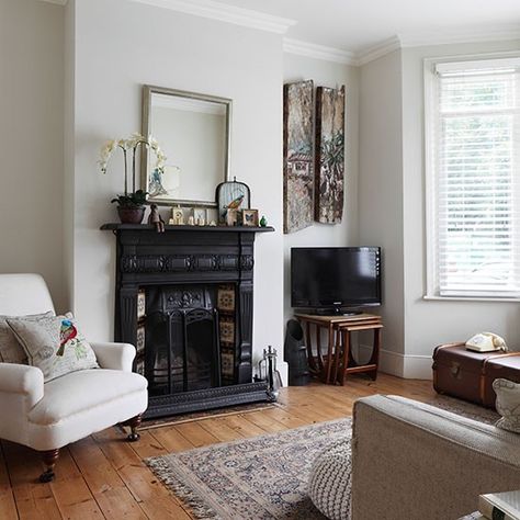 White living room with traditional fireplace | Living room decorating | 25 Beautiful Homes | Housetohome.co.uk Small Victorian Terrace Living Room, Terrace Living Room Ideas, Victorian Terrace Living Room, Terrace Interior, Terrace Living Room, Victorian Living Room, Living Room Arrangements, Neutral Living Room, Up House