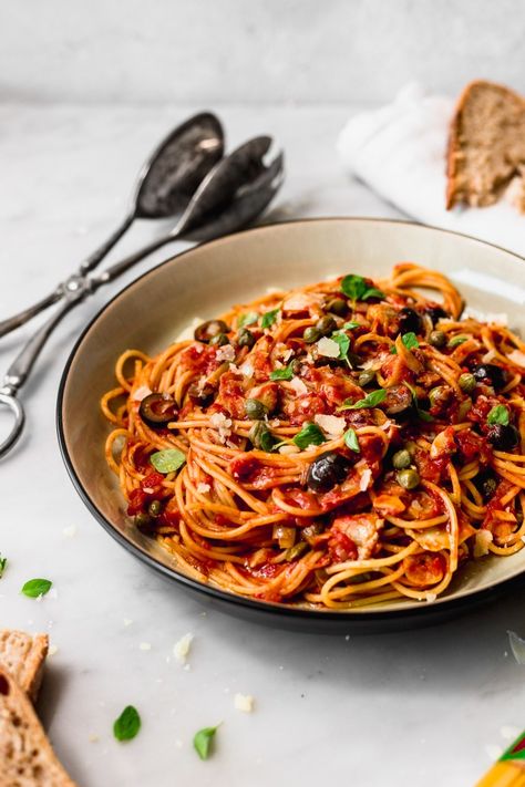 Pasta With Olive Oil, Pasta With Olives, Salad Appetizer Cups, Tomato Pasta Recipe, Olive Oil Pasta, Simple Pasta, Quick Pasta, Olive Recipes, Salmon Pasta