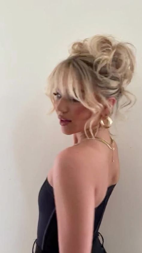 Updo Hairstyles For Blonde Hair, 90s Messy Bun Hairstyles, Teased Updo Hairstyles, Pam Anderson Inspired Hair, Glamorous Casual Outfits, Curly Bun Aesthetic, Messy Blonde Updo, Up Do Messy Bun, Cool Updo Hairstyles