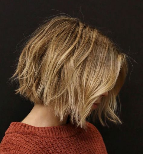 Chin-Length Choppy Bob For Fine Hair Short Choppy Bobs, Short Choppy Haircuts, Balayage Bob, Wavy Bob Haircuts, Short Wavy Bob, Choppy Haircuts, Choppy Bob Haircuts, Short Shag Hairstyles, Wavy Bob