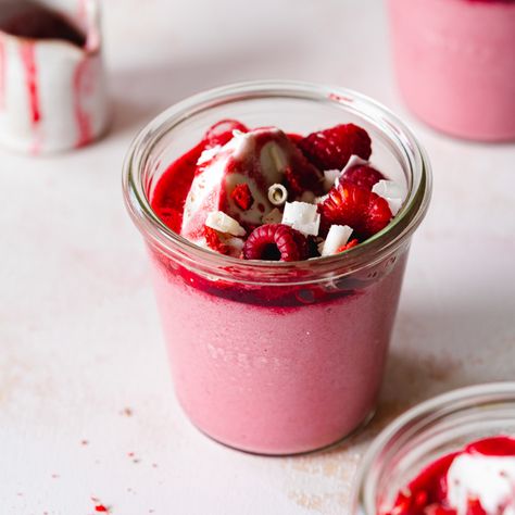 Vegan Raspberry White Chocolate Mousse Chocolate Raspberry Mousse, Dairy Free Dessert Easy, Vegan Dinner Party, Caramel Dessert Recipes, Gluten Free Dairy Free Dessert, Vegan Chocolate Recipes, Dairy Free Recipes Dessert, Vegan Pudding, Raspberry White Chocolate