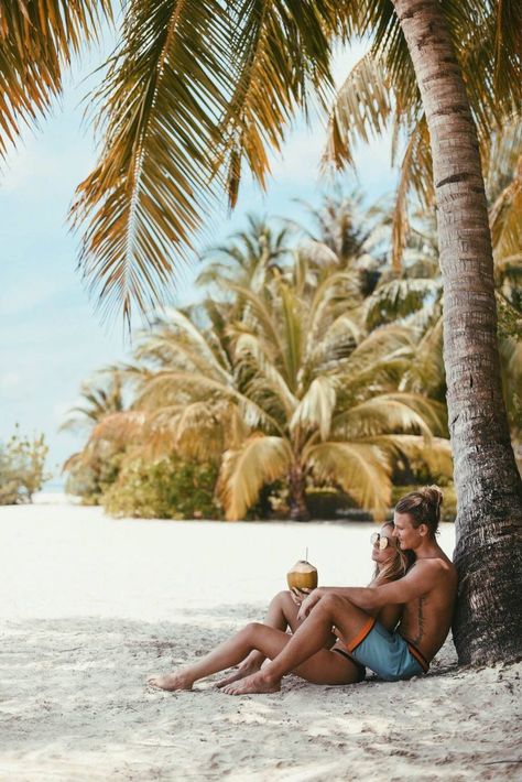 Couple Beach Pictures, Coconut Beach, Photography Genres, Shotting Photo, Photoshoot Idea, Beach Photography Poses, Couple Getaway, Foto Poses, Wallpaper Vintage