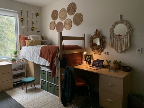 Cozy Green Dorm Room, Crunchy Dorm Room, College Dorm Room Layout Ideas, Eclectic Dorm Room Decor, Dorms Aesthic, 2 Person Dorm Room Ideas, Granola Girl Dorm Room, Msu Dorm Room, Rustic Dorm Room Ideas