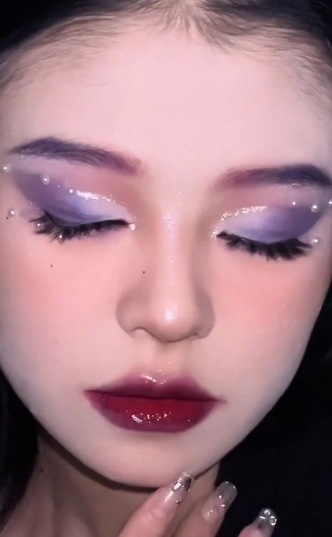 Douyin Nails Purple, Douyin Makeup Purple, Purple Douyin Makeup, Makeup Vampire, Shine Makeup, Eyeshadow Makeup Tutorial, Lavender Makeup, Full Makeup Tutorial, Purple Makeup Looks