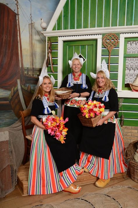 Dutch Wedding Traditions, Dutch Traditions, Grandma Costume, Dutch Clothing, Village Festival, Bts Photoshoot, Platform Clogs Shoes, Costumes Around The World, Native Dress