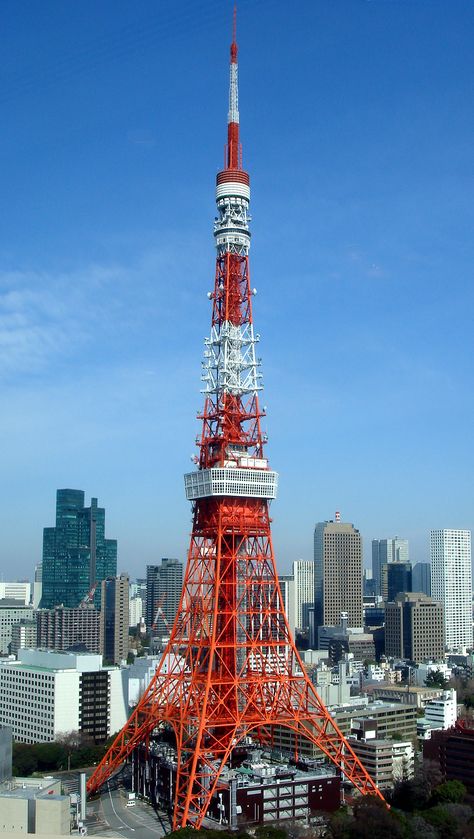 Tokyo Architecture, Places In Tokyo, Astronaut Wallpaper, Japan Landscape, Landmark Buildings, Arte Robot, Architecture Landmark, Neon Nights, Tokyo Tower