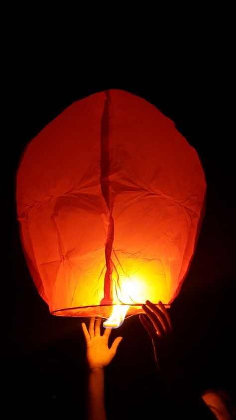 Sky Lanterns Quotes, Sky Lamp For Diwali, Sky Lanterns Aesthetic, Diwali Asethic Pic, Diwali Fake Snap, Sky Lanterns Wallpaper, Sky Lanterns Photography, Lantern Aesthetic, Faces Of People