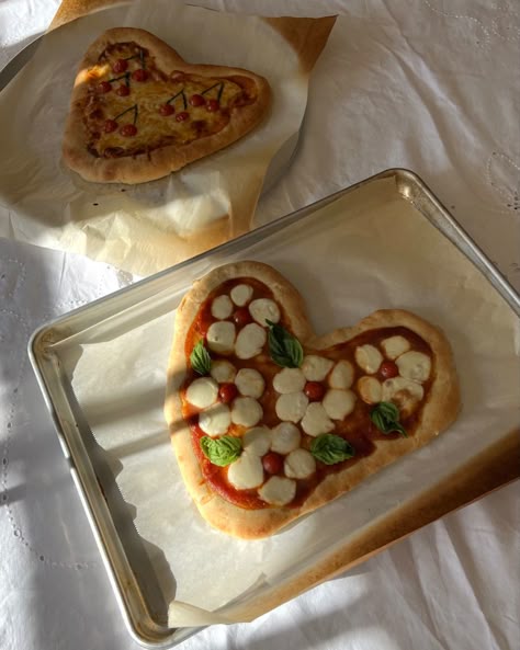 Shaped Pizza, My Mini Me, Birthday 21, Heart Shaped Pizza, Food Gallery, Cute Baking, Pizza Pizza, Deilig Mat, Authentic Jewelry