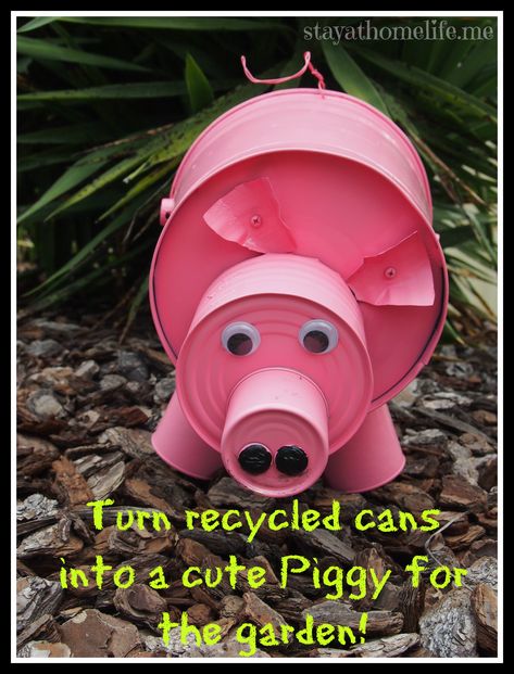 DIY pig from recycled cans Tin Can Man, Recycled Cans, Carillons Diy, Waste Art, Recycled Tin Cans, Tin Bucket, Pig Crafts, Tin Can Art, Aluminum Can Crafts