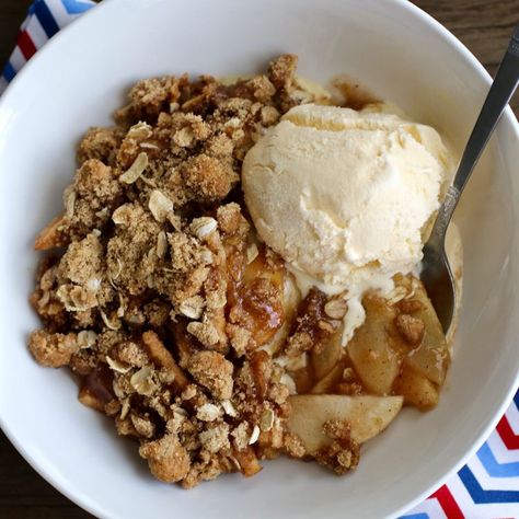 How to Make a Fruit Crisp Apple Crisp With Oatmeal, Best Apple Crisp Recipe, Crisp Recipes, Caramel Apple Crisp, Pear Crisp, Hot Desserts, Best Apple Crisp, Apple Crisp Recipes, Crisp Recipe