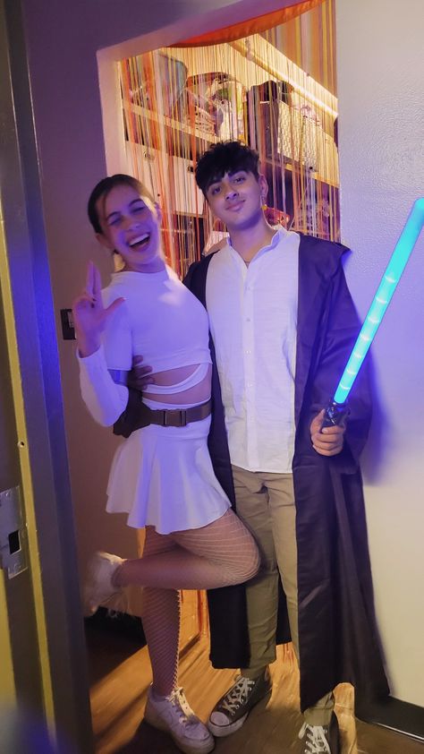 Halloween costume of Anakin and Padme Jedi Couple Costume, Halloween Costumes Couples Marvel, Pad Me And Anakin Costume, Couple Halloween Costumes Star Wars, Couples Halloween Costume College, Star Wars Halloween Costumes Couples, Starwars Couple Costumes, Halloween Costumes Couples Aesthetic, Padme And Anakin Costume