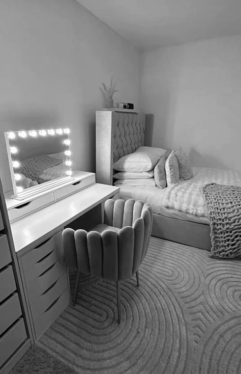 Grey Room Aesthetic Decor, White And Silver Room Decor, Grey On Grey Bedroom, Room Decor Ideas White And Grey, Gray And White Room Aesthetic, Room Inspo White And Grey, Aesthetic Grey Bedroom, Grey Bed Room Ideas, Chavy Room