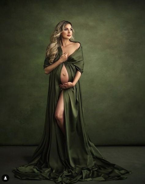 Maternity Posing Guide, Maternity Studio Photoshoot, Mother Baby Photography, Cute Pregnancy Pictures, Maternity Photography Poses Couple, Outdoor Maternity Photos, Modern Maternity, Photoshoot Backdrops, Maternity Photography Studio