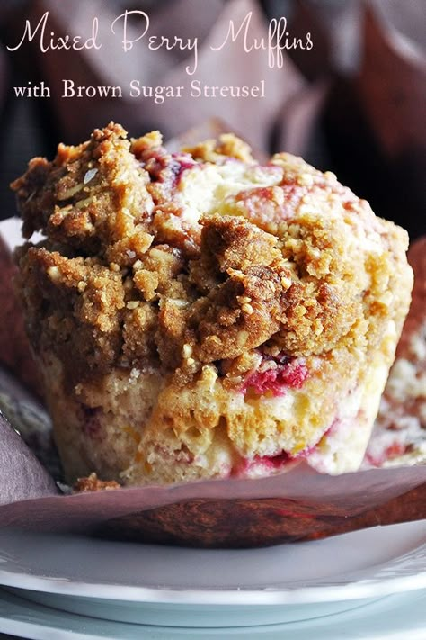 Frozen Berry Recipes, Triple Berry Muffins, Berry Muffin Recipe, Mixed Berry Muffins, Muffins Breakfast, Tin Recipes, Brown Sugar Recipes, Healthy Breakfast Muffins, Streusel Muffins