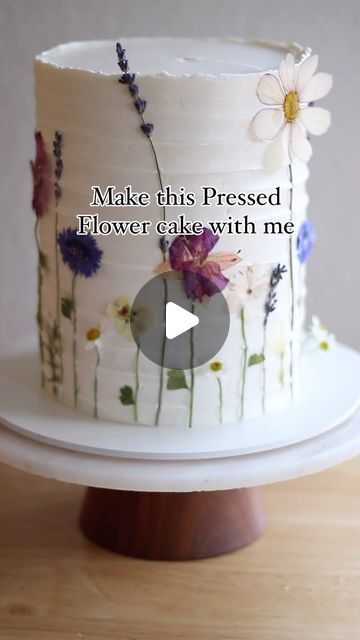 Pressed Flowers On Cake, Piped Flowers Cake, Wildflower Cake Decoration, Cake Decorated With Fresh Flowers, Cake Decorating Fresh Flowers, Pressed Wildflower Cake, Cake Decor With Flowers, How To Decorate Cake With Fresh Flowers, Fresh Flower Cake Ideas