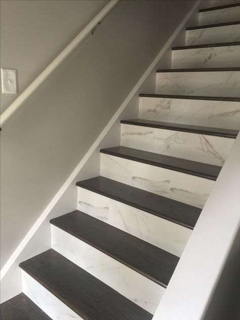 Marble look porcelain tiled stair risers. Stairs Tiles Design, Stair Railing Makeover, Tiled Staircase, درج السلم, Design Stairs, Guest Bedroom Remodel, Stair Makeover, Staircase Design Modern, Stairs Design Interior