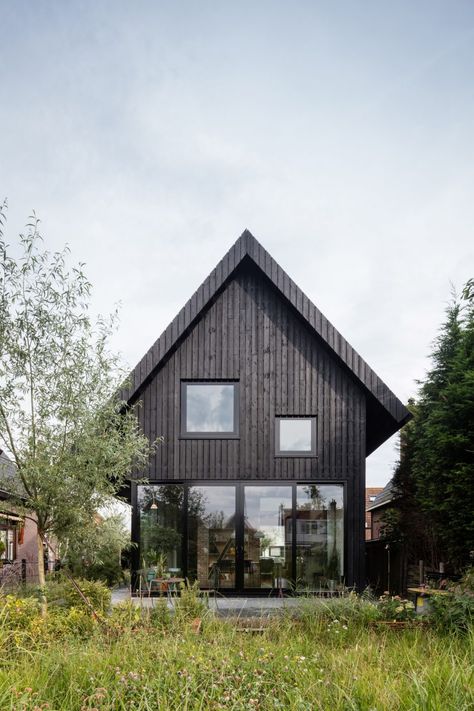 Chris Collaris Architects builds black wooden cottage with exaggerated roof Roof Cladding, Black Houses, Amsterdam Houses, Wooden Cottage, Roof Architecture, Roof Styles, Timber Cladding, Small Homes, Eco House