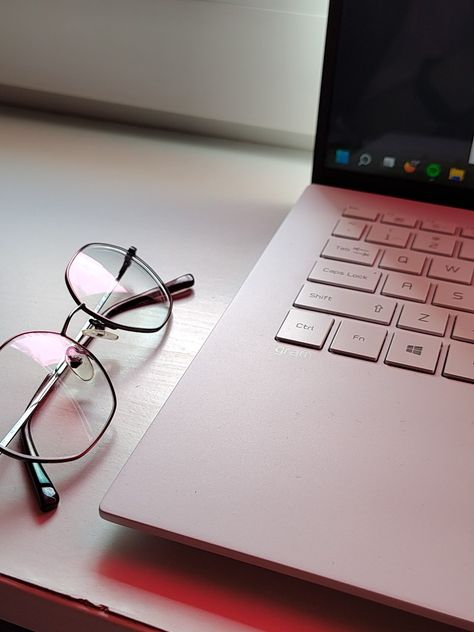 Aesthetic Computer Pics, Laptop Working Aesthetic, Working On Laptop Aesthetic, Laptop Pics, Aesthetic Glasses, White Laptop, Studying Aesthetic, Computer Photo, Morning Video