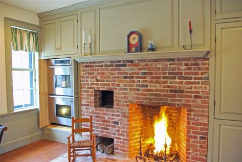 Amazing job hiding modern appliances around custom cabinets in this historic kitchen Paneling Fireplace, Old House Kitchen, Colonial Fireplace, Period Kitchen, Faux Fireplaces, Primitive Country Kitchen, Colonial Kitchens, Historic Kitchen, Brick Ovens