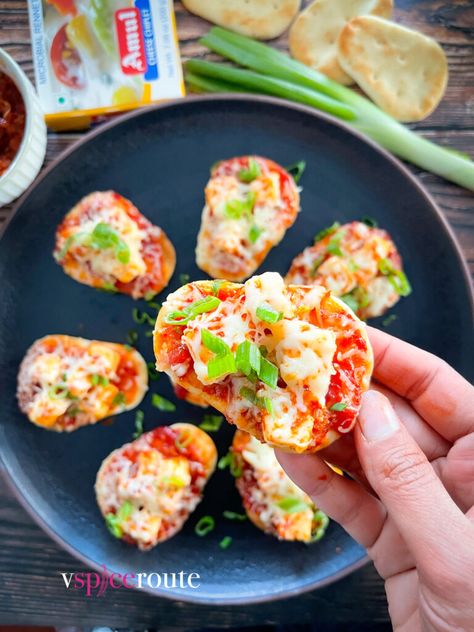 Naan Bites Recipes, Naan Bites Appetizers, Naan Bites Ideas, Mini Naan Bread Appetizers, Paneer Appetizers, Schezwan Paneer, Mini Naan, Veg Appetizers, Paneer Pizza