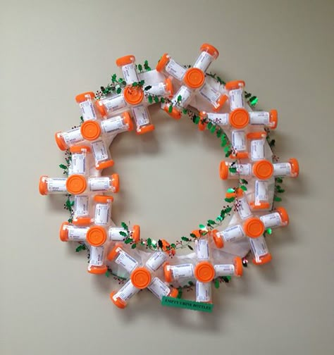 Wreath Made Of Pee Jars. I bet pill bottles would work well too   =) Medical Christmas, Hospital Decoration, Pill Bottle Crafts, Ideas Decoracion Navidad, Pill Bottle, Door Decorating, Unique Christmas Decorations, Rag Wreath, Pill Bottles