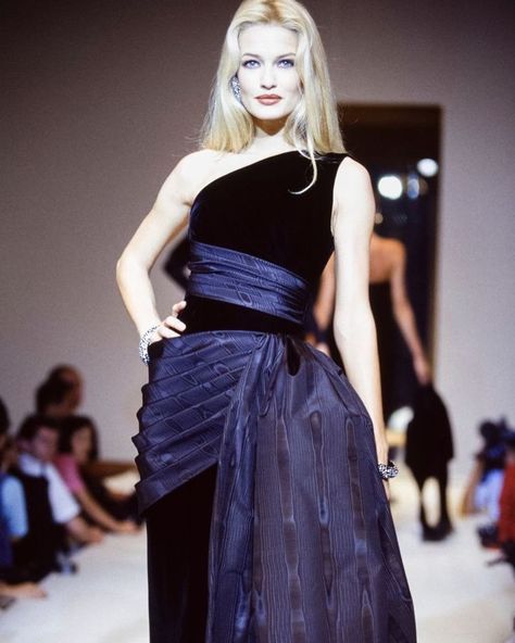 1995 Fashion, Matthew M Williams, Estilo Ivy League, Clare Waight Keller, Karen Mulder, Estilo Ivy, Givenchy Couture, Runway Gowns, 90s Runway Fashion