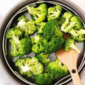 Steamed broccoli is an easy method to cook broccoli perfect every time. In this post, we’ll teach how you to steam broccoli in the microwave and on the stove-top. Broccoli On Stove Top, Steam Broccoli On Stove, Baked Teriyaki Chicken Breast, How To Steam Broccoli, Baked Broccoli Recipe, Making Cauliflower Rice, Steam Broccoli, Baked Pork Tenderloin, Baked Teriyaki Chicken