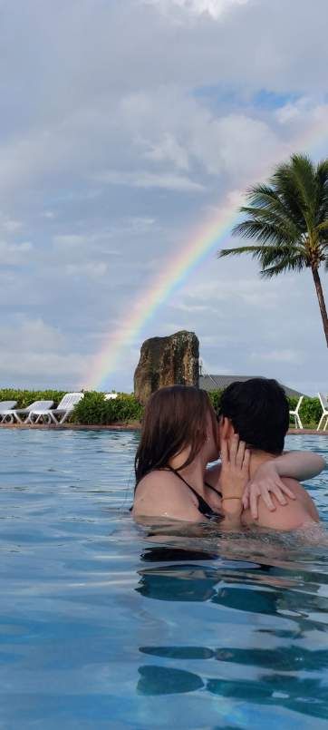 Couples Photos Aesthetic Pool, En Couple Love, Cute Pool Pics With Boyfriend, Swimming Pool Photoshoot Ideas Couple, Swimming Pool Couple Photos, Pool Pics Couple, Aesthetic Couple Pool Pics, Couple Poses In Pool, Swimmer Couple Goals