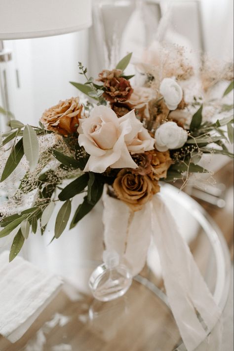 The mosf beautiful mix of ranunculus & roses for a fall bride. Minimal Fall Wedding Bouquet, Neutral Flower Bouquet Wedding, Classic Fall Wedding Flowers, Fall Wedding Bouquets Bridesmaids, Fall Wedding Bouquets September, Rose Centerpieces Wedding, Fall Bridal Bouquet, September Wedding Flowers, Classic Wedding Bouquet