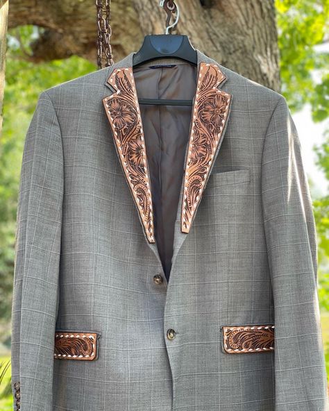 Check out one of our HANDMADE Handtooled lapels in COWgirl Magazine  THIS LISTING IS FOR LEATHER WORK ONLY! HAND TOOLED! HANDMADE! YOU PROVIDE JACKET  Custom Hand Tooled Leather Lapels for Blazer Sport Coat Jacket Sheridan Floral design pictured with white buckstitch. In order to ensure a good fit mail us your item to be tooled and we will cover returning shipping.  Buckstitch is available in variety of colors -White -Turquoise -Natural / SaddleTan -Red -Purple  Message for more details or info Tooled Leather Lapels, Western Ties For Men, Western Wedding Planning, Country Wedding Dress Ideas, Western Blazer Outfit For Men, Burgundy Western Wedding, Tooled Leather Designs, Mexican Groomsmen, Western Mens Wedding Attire