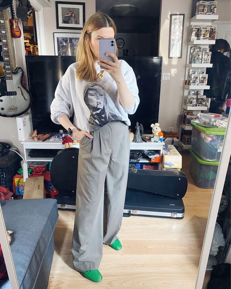 I am wearing an Anine Bing Sweatshirt, dad pants, and green flats. Green Flats Outfit, Anine Bing Sweatshirt, Concept Of Time, Green Flats, Fashion Blogger Outfit, Flats Outfit, Sweatshirt Outfit, Work Looks, New Wardrobe