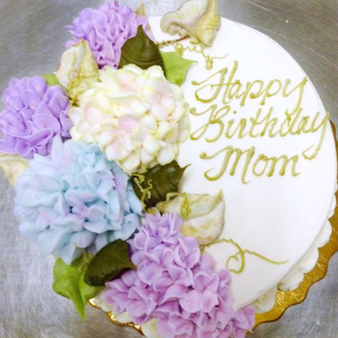 Birthday Cake With Hydrangea Flowers, Cakes With Hydrangea Flowers, Hydrangea Icing Flowers, Hydrangea Birthday Cake, Hydrangea Cake Ideas, Hydrangea Cake Decoration, Hydrangea Birthday Party, Birthday Cakes For Grandma, Blue Hydrangea Cake