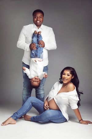 Family Pictures With Jeans Outfit Ideas, Denim Jean Maternity Shoot, Denim Family Maternity Shoot, Jean Photoshoot Ideas Family, Classic Maternity Shoot, Family Photos Jeans And White, Sneaker Maternity Shoot, Maternity Photoshoot Jeans Outfit, Family Maternity Pictures Outfits