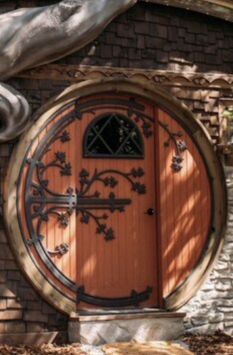 Hobbit Home Interior Design, Build Hobbit House, Hobbit Style House, Diy Hobbit Door, Hobbit Furniture, Hobbit House Aesthetic, Hobbiton Aesthetic, Hobbit Interior, Hobbit Home Aesthetic