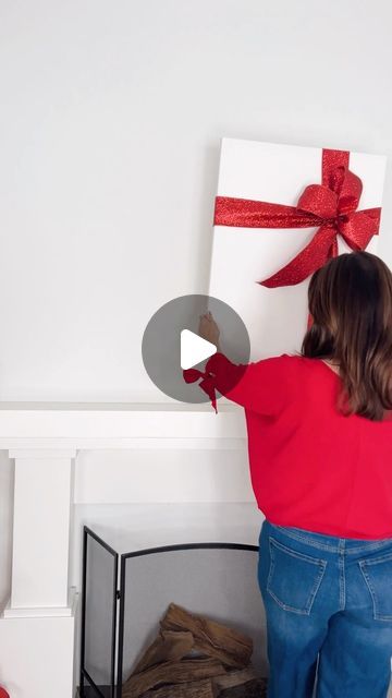 Jeanna Crawford on Instagram: "The how-to DIY you have all asked for!   There are a few steps that really make it look like art. ✨  🎁 Cross strap placement - center it, have it off to the side, shake it up and have the corners ribboned off… Whatever you choose, make sure you’re straight and tight.   🎁A gallery wrap canvas is perfect because you can staple right into the frame. Don’t want something extra in your home - wrap a gallery canvas you have with gift wrap - upholstery style - then add your bow and enjoy the same look.   🎁 The wire where the bow is going is important- that pinch, pleat and pucker is where it’s at!!!   🎁 I’m giving you permission to use your staple gun. You’re not going to hurt anything. I use 1/4 inch staples for all things. ALL THINGS 👏🏻  Now taking requests… Diy Christmas Yard Decorations, Christmas Wrapper, Frame Ribbon, Diy Wrap, Christmas Yard Decorations, Christmas Yard, Christmas Things, Like Art, Indoor Christmas Decorations