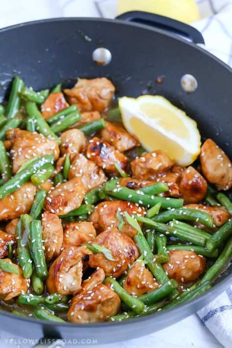 This Honey Lemon Chicken and Green Beans Stir Fry is a light and fresh meal with a ton of flavor. Dinner is on the table in just 20 minutes! Green Beans Stir Fry, Beans Stir Fry, Chicken And Green Beans, Honey Lemon Chicken, Chicken Green Beans, Healthy Honey, Green Meals, Weekend Dinner, Turkey Dishes