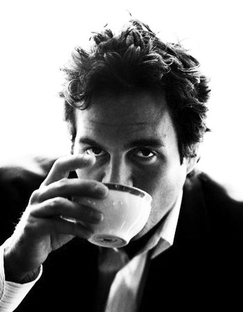 Kapten Marvel, People Drinking Coffee, Drink Poster, Sipping Tea, Tropical Drink, Bruce Banner, Mark Ruffalo, Drink Wine, Actrices Hollywood