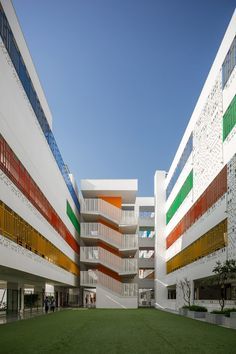 Perforated walls and subterranean spaces keep students cool at New Delhi school Educational Architecture, School Building Design, Campus Design, British School, India Architecture, Colour Architecture, University Architecture, Building Elevation, School Interior