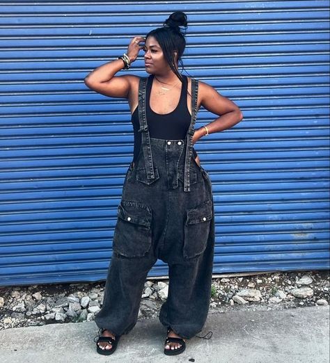 Sacha Stewart on Instagram: "Popping out looking cute is her favorite hobby, and it shows😍  Cargo Denim Jumpsuit  @thevaultbysacha" Denim Jumpsuit Outfit, Jean Jumpsuit, Jumpsuit Denim, Women's Plus Size Jeans, Mama Style, Jumpsuit Outfit, Casual Chic Outfit, Chic Outfit, Favorite Hobby