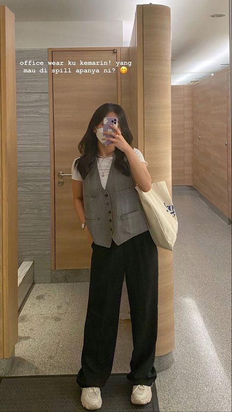 Office Wear Women Aesthetic, Office Ootd Casual, Black Pants Styling, Business Casual Vest Outfit, Menswear Outfits For Women, Outfit Gile, Nordstrom Employee Outfits, Crochet Office Wear, 5 Ft Tall Women Outfit