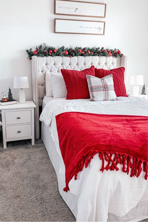 Aesthetic Christmas Decor Bedroom, Christmas Themed Bedroom, Christmas Room Aesthetic, Bedroom Christmas Decorations, Xmas Room Decor, Christmas Bedroom Aesthetic, Christmas Room Decor Ideas, Holiday Bedroom Decor, Christmas Dorm