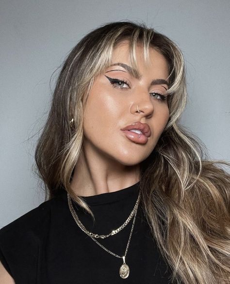 Money Piece Bangs Balayage, Bangs Money Piece Hair, Light Brown With Blonde Underneath, Moneypiece With Bangs, Highlights Brown Hair With Bangs, Brown Hair On Top Blonde Underneath, Blonde Fringe Dark Hair, Brown Underneath Blonde On Top, Jamie Genevieve Hair