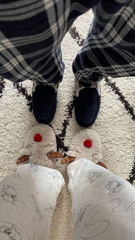 Couple Slippers Aesthetic, Couple Winter Holiday Aesthetic, Christmas Aesthetic Couple Goals, Bf At Christmas, Aesthetic Couple Winter, December Aesthetic Couple, Christmas Couple Astethic, December Couple Aesthetic, Couples Winter Aesthetic