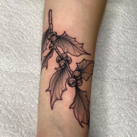 Holly And Rose Tattoo, Holly And Ivy Tattoo, Holly Plant Tattoo, Holly Branch Tattoo, Holly Tattoo Flowers, Holly Flower Tattoo, Mistletoe Tattoo, Holly Tattoo, Ivy Tattoo