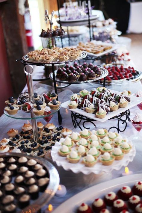 Awesome Wedding Dessert Bar Ideas to Rock Katering Pernikahan, Cookie Bar Wedding, Cookie Table Wedding, Rustic Wedding Desserts, Wedding Food Catering, Dessert Display Wedding, Buffet Wedding Reception, Dessert Halloween, Wedding Food Stations