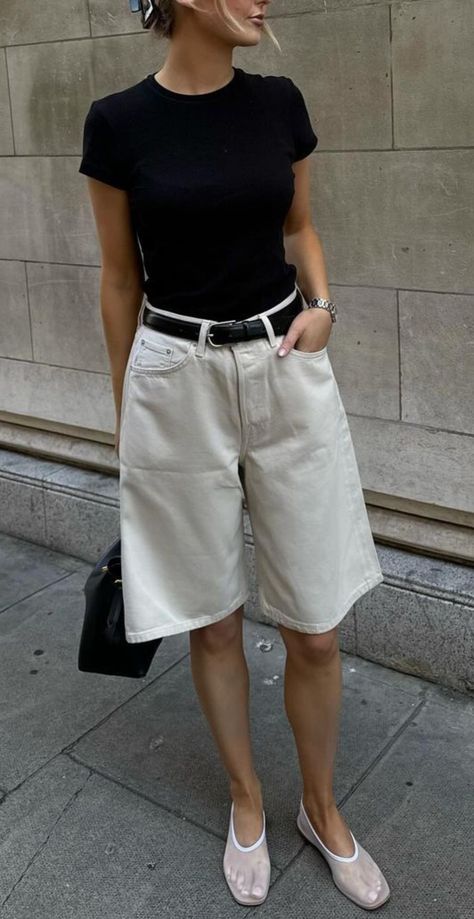 Black Bermuda Shorts Outfit, Denim Bermuda Shorts Outfit, Bermuda Shorts Outfit, Jorts Outfit, Bermuda Pants, Europe Outfits, Bermuda Jeans, Shorts Outfit, Casual Chic Outfit